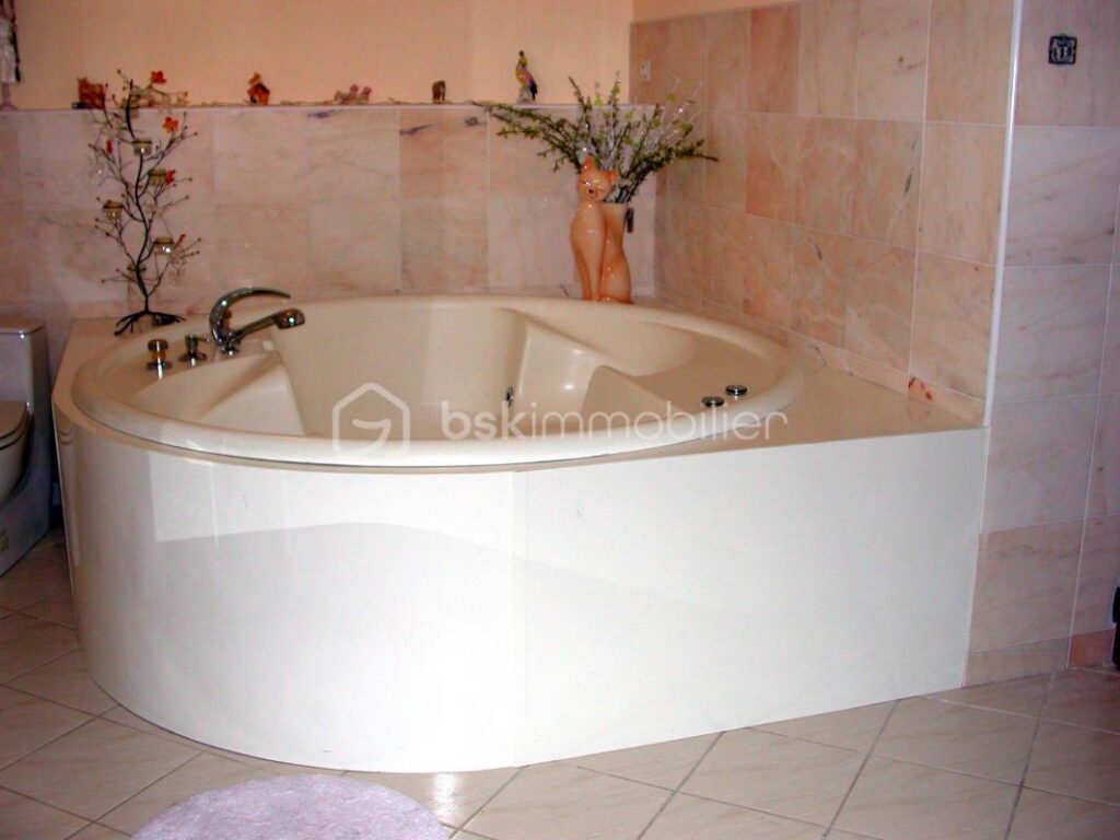 Authentique Corps de Ferme du 18ème Siècle et Terrain de 2,3 Hectares – 13 pièces – 6 chambres – 600 m²