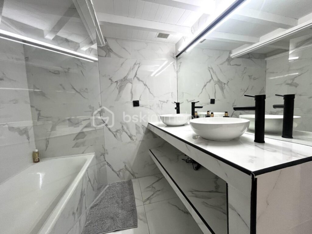 Sur les quais de Sète Duplex 4 pièces au dernier étage avec vue canal & charme authentique ! – 4 pièces – 3 chambres – 90 m²