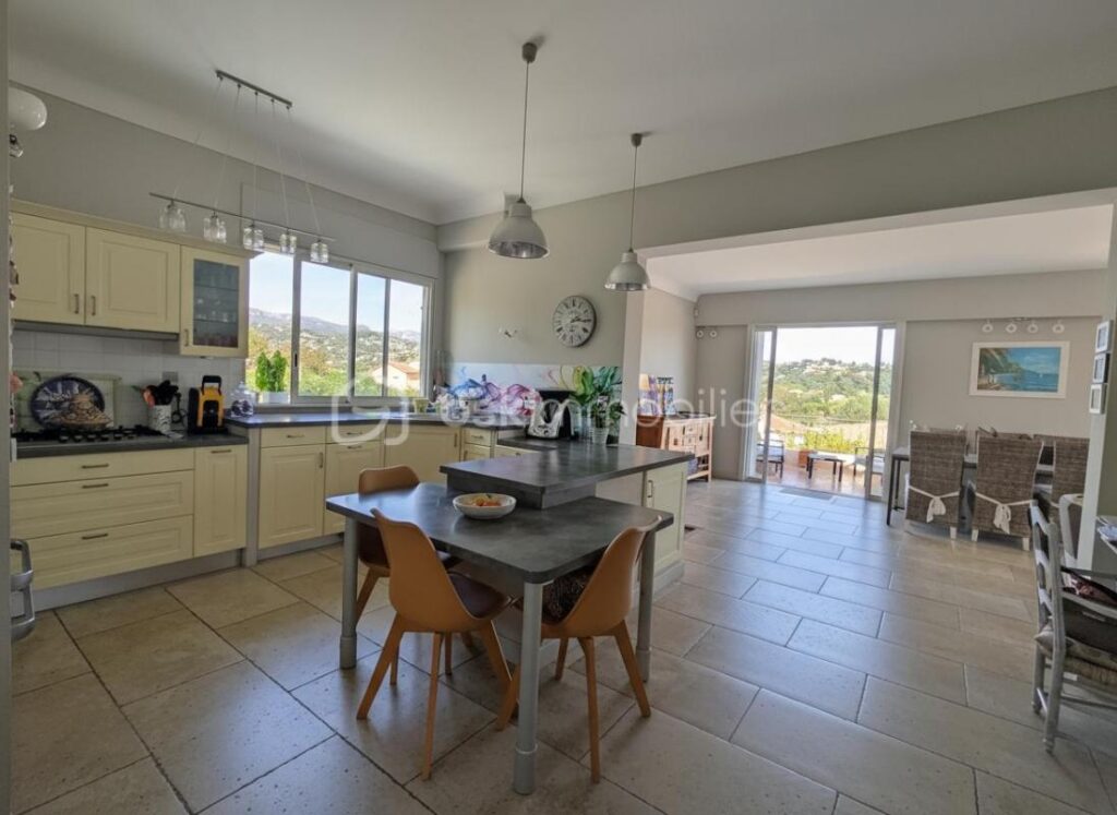 Villa 155 m² divisible en 2 appartements – Jardin, spa-jacuzzi, garage – La Colle-sur-Loup – 5 pièces – 4 chambres – 155 m²