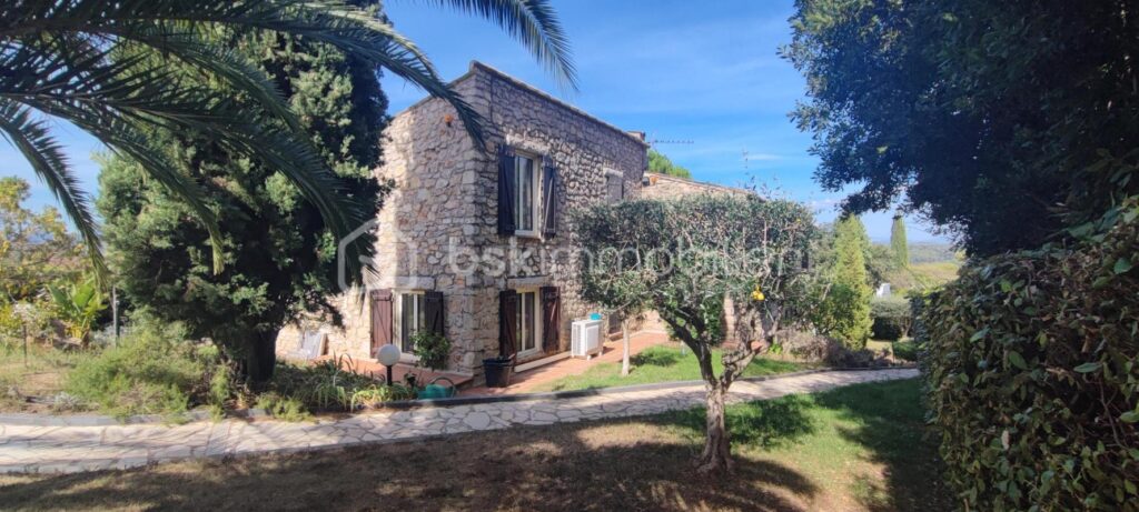 merveilleuse villa de caractere avec T2 indépendant piscine – 7 pièces – 4 chambres – 180 m²