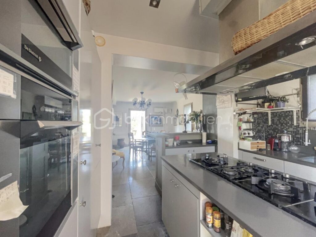 Ménerbes – Exceptionnelle Propriété avec Vues à 360° – Maison Principale, Pigeonnier & Jardin Piscine – 8 pièces – 3 chambres – 176 m²