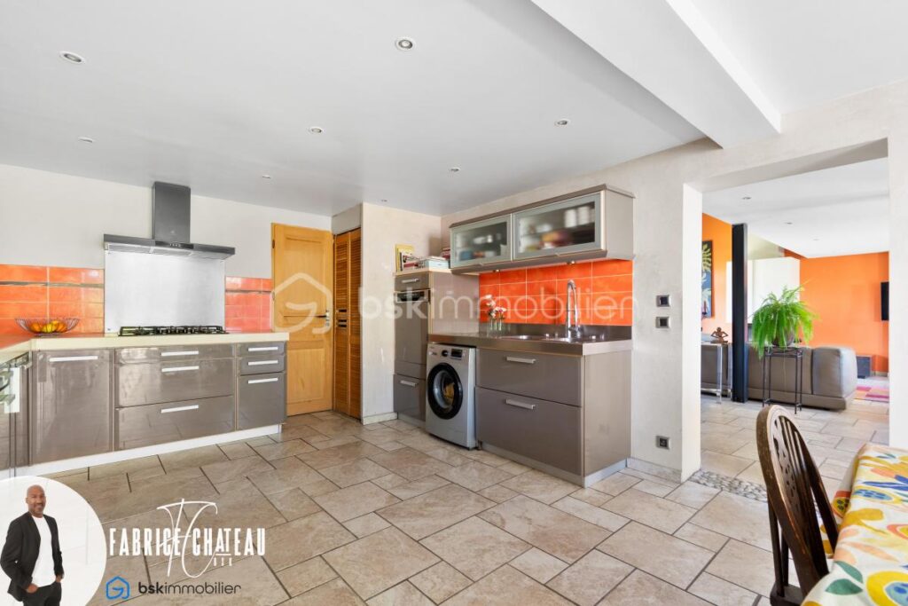 Grande maison familiale avec 5 chambres – cachet et jardin paysager – 8 pièces – 5 chambres – 212 m²