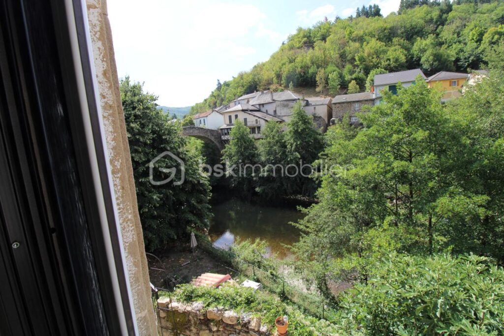 Maison de village en bord de rivière – 9 pièces – 3 chambres – 150 m²