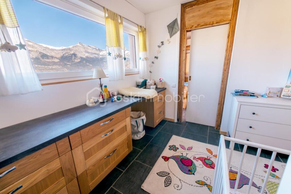 74170 – SAINT GERVAIS LES BAINS – APPARTEMENT 82M2 – 2 CHAMBRES – PROCHE CENTRE ET TÉLÉCABINES – TRAVERSANT, LUMINEUX, CALME – 3 pièces – 2 chambres – 81 m²