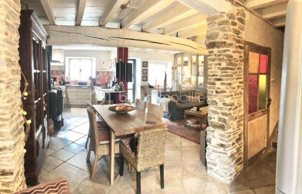 Superbe maison de village de 105 m² avec grand jardin de 830 m² sans vis à vis et vue montagne – 4 pièces – 3 chambres – 105 m²