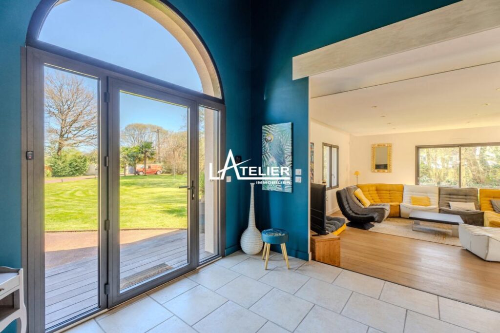 Villa de standing avec jardin luxuriant, intimité préservée – 9 pièces – 7 chambres – 283 m²