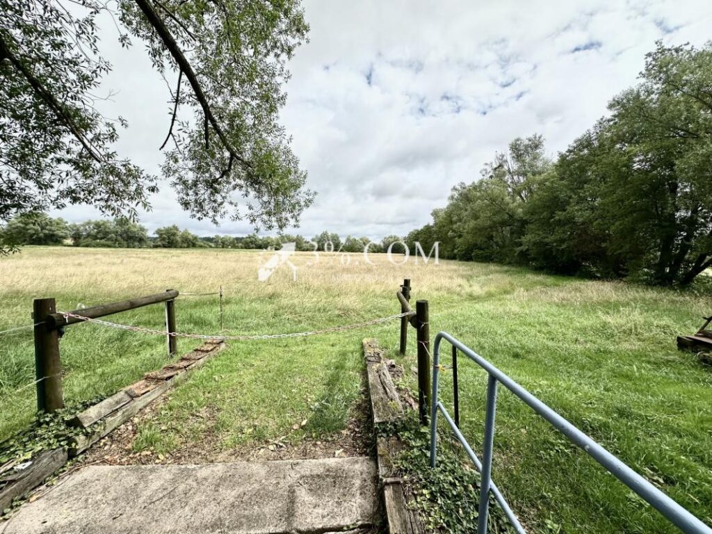 MAISON DE VILLAGE 300 M2 – TERRAIN 8.5 HECTARES – BOX POUR C – 12 pièces – 5 chambres – 300 m²