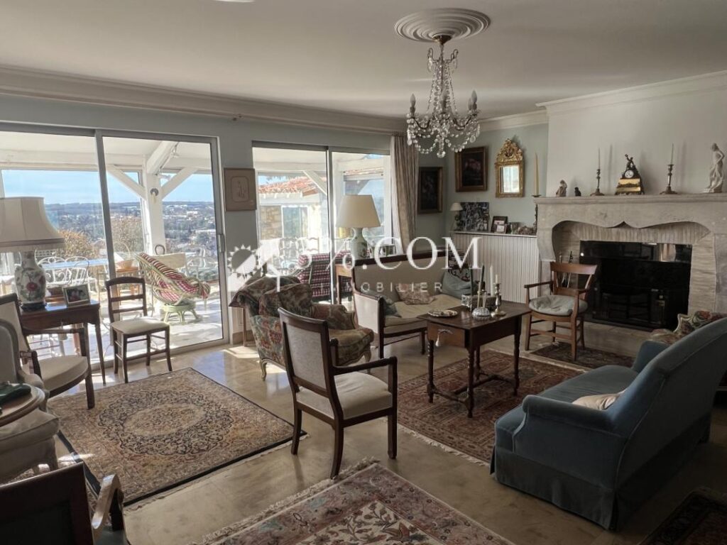 3%. COM IMMOBILIER À CHAUVIGNY VILLA COUP DE COEUR – 7 pièces – 4 chambres – 246 m²