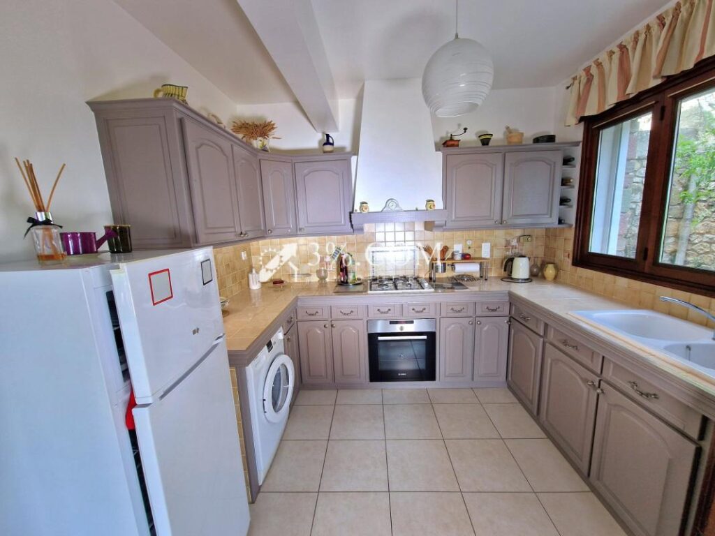 Grande villa proche centre-ville avec vue sur l’Estérel – 8 pièces – 5 chambres – 152 m²