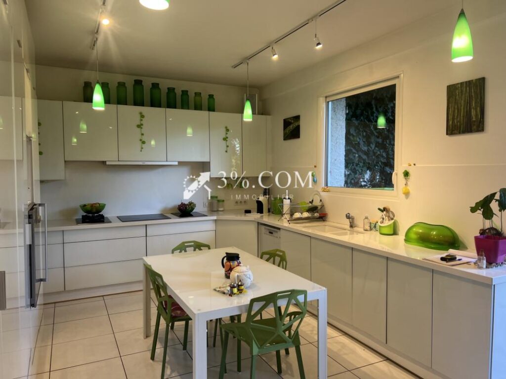 3%. COM IMMOBILIER À POITIERS – 7 pièces – 5 chambres – 281 m²