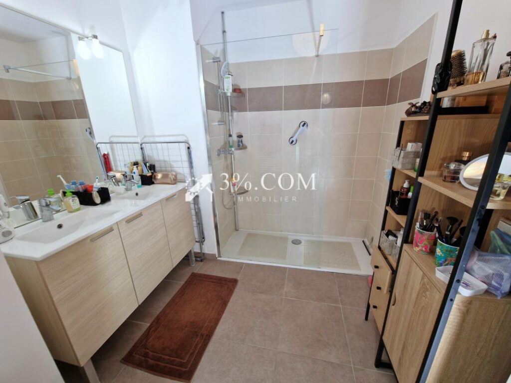 Appartement récent avec piscine et deux parkings – 3 pièces – 2 chambres – 61 m²