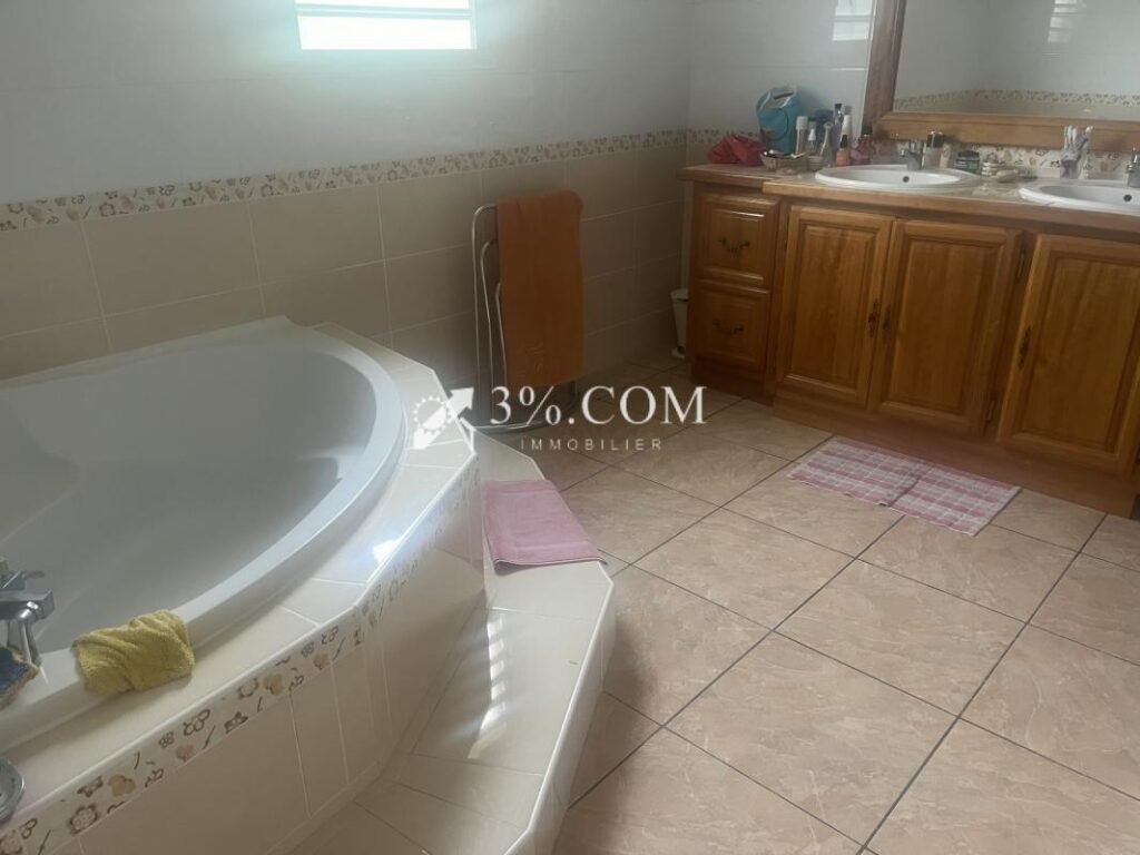 Maison familiale 159m2, 4ch, 1139M2 terrain Salazie – 8 pièces – 4 chambres – 159 m²