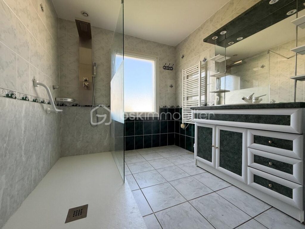 Portsall : vie de plain-pied à 150 mètres des plages – 7 pièces – 5 chambres – 141 m²