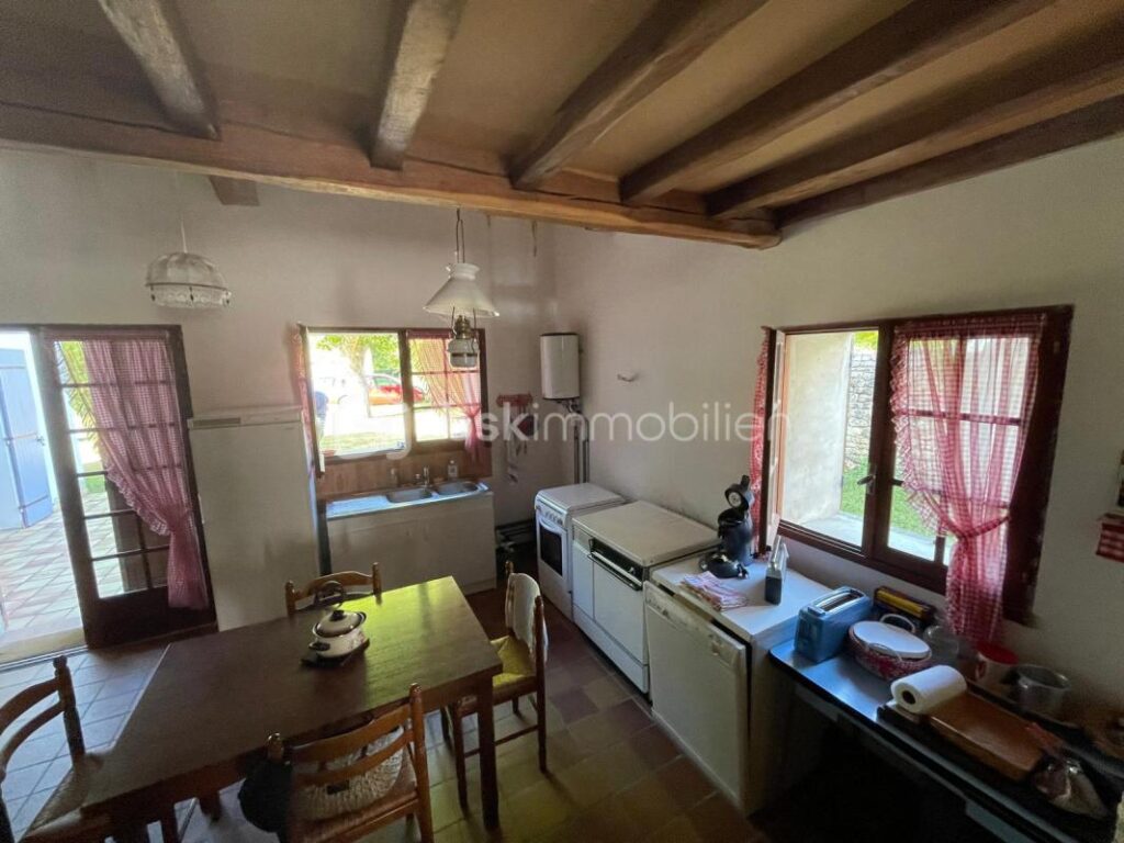 Maison en pierre de charme – 2 ch – Dépendances – 7 000 m² – 3 min de Cozes – 4 pièces – 2 chambres – 106 m²