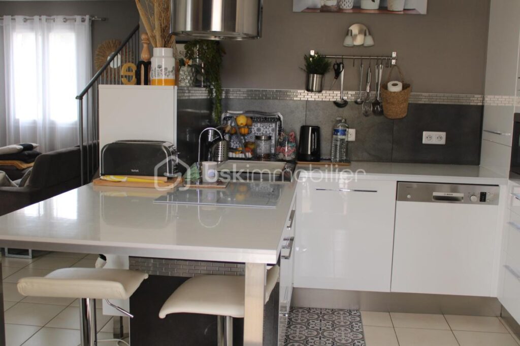 Belle maison de 87 m² avec piscine et jardin arboré – 4 pièces – 3 chambres – 84 m²