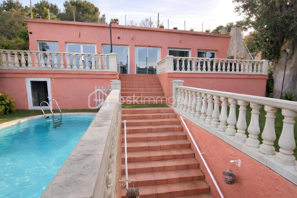 VILLA DE PLAIN-PIED VUE MER – 167 m² – TERRASSES – PISCINE – ROOF-TOP – À 50 MÈTRES DE LA MER – PROCHE PLAGES DES SABLETTES – 3 CHAMBRES + DÉPENDANCE – 599 000 € – 6 pièces – 4 chambres – 167 m²