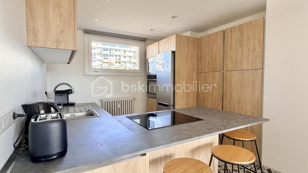 T3 traversant Annecy avec vue sur le Veyrier et le Semnoz – 3 pièces – 2 chambres – 61 m²