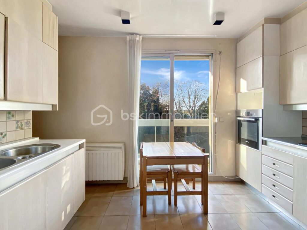 Duplex d’exception au cœur de la verdure – Terrasses, balcons, box – Ville-d’Avray – 5 pièces – 2 chambres – 155 m²