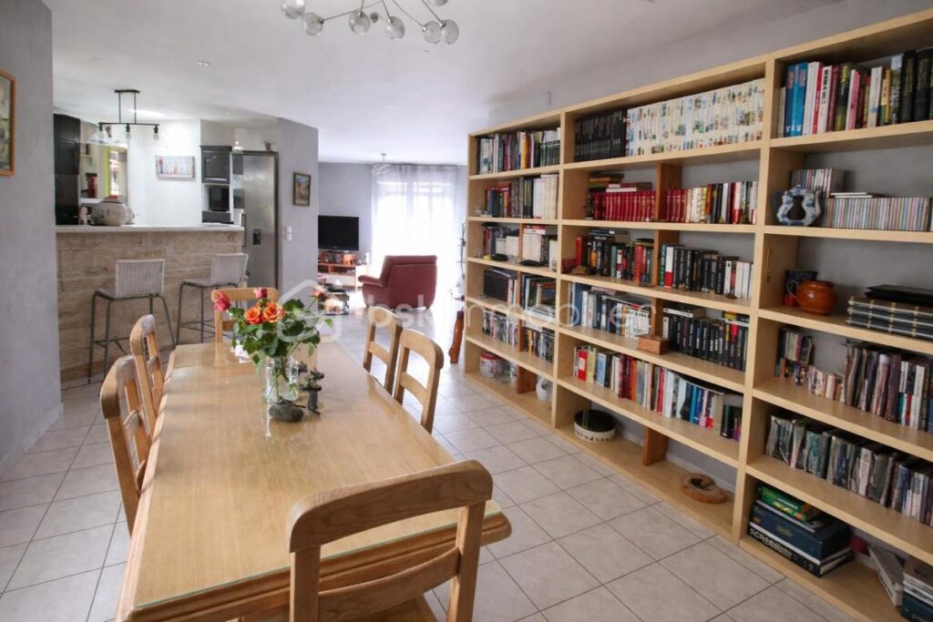 Havre de paix avec vue dégagée sur la campagne – Piscine – Terrain arboré – À 3 min des commerces et 5 min de la gare – 6 pièces – 4 chambres – 152 m²