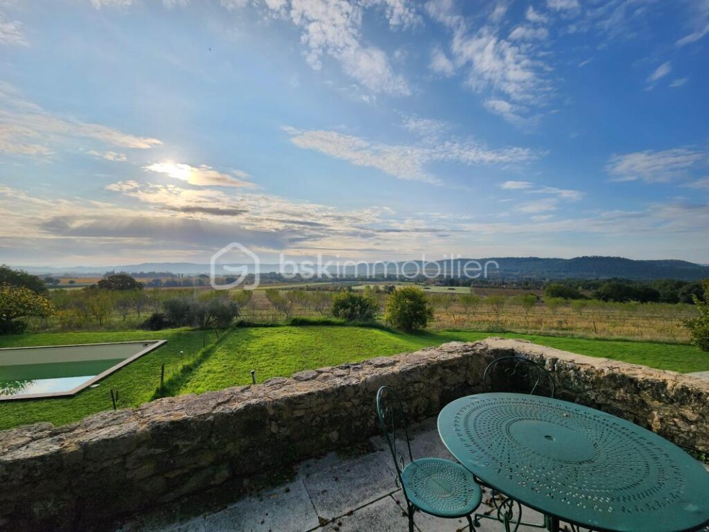 Bâtisse en pierres du 16ème siècle avec vue imprenable sur la Sainte-Victoire, proche de Lourmarin – 13 pièces – 6 chambres – 400 m²