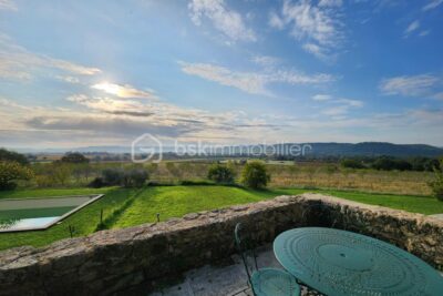 Bâtisse en pierres du 16ème siècle avec vue imprenable sur la Sainte-Victoire, proche de Lourmarin – 13 pièces – 6 chambres – 400 m²