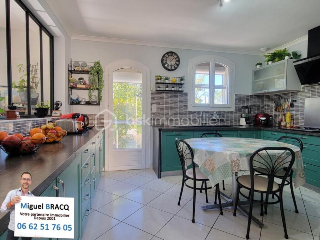 Exclusivité – Dans le village prisé de Poilhes, belle Languedocienne de plain pied sur 1000 m² de terrain avec piscine – 4 pièces – 3 chambres – 135 m²