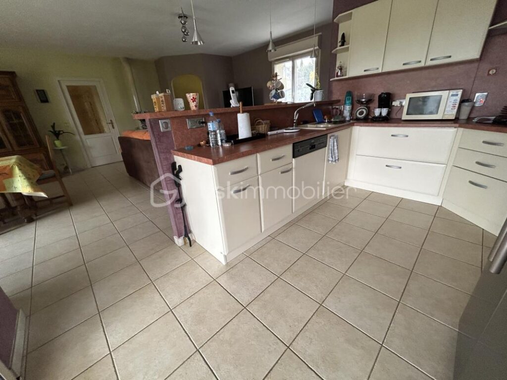 BELLE MAISON SUR SOUS SOL SEMI ENTERRE – BONNES PRESTATIONS – 4/5 CHAMBRES- – 6 pièces – 4 chambres – 134 m²