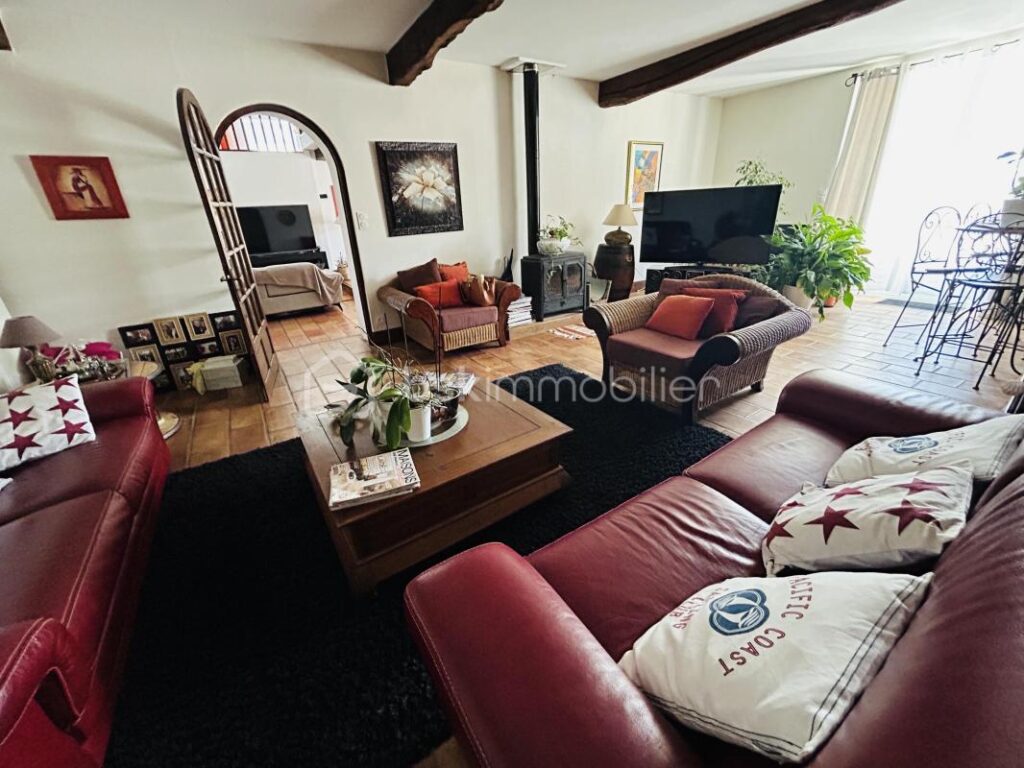 MAGNIFIQUE PROPRIÉTÉ EN PIERRES – DEPENDANCE- PISCINE – GARAGE – 8 pièces – 6 chambres – 297 m²