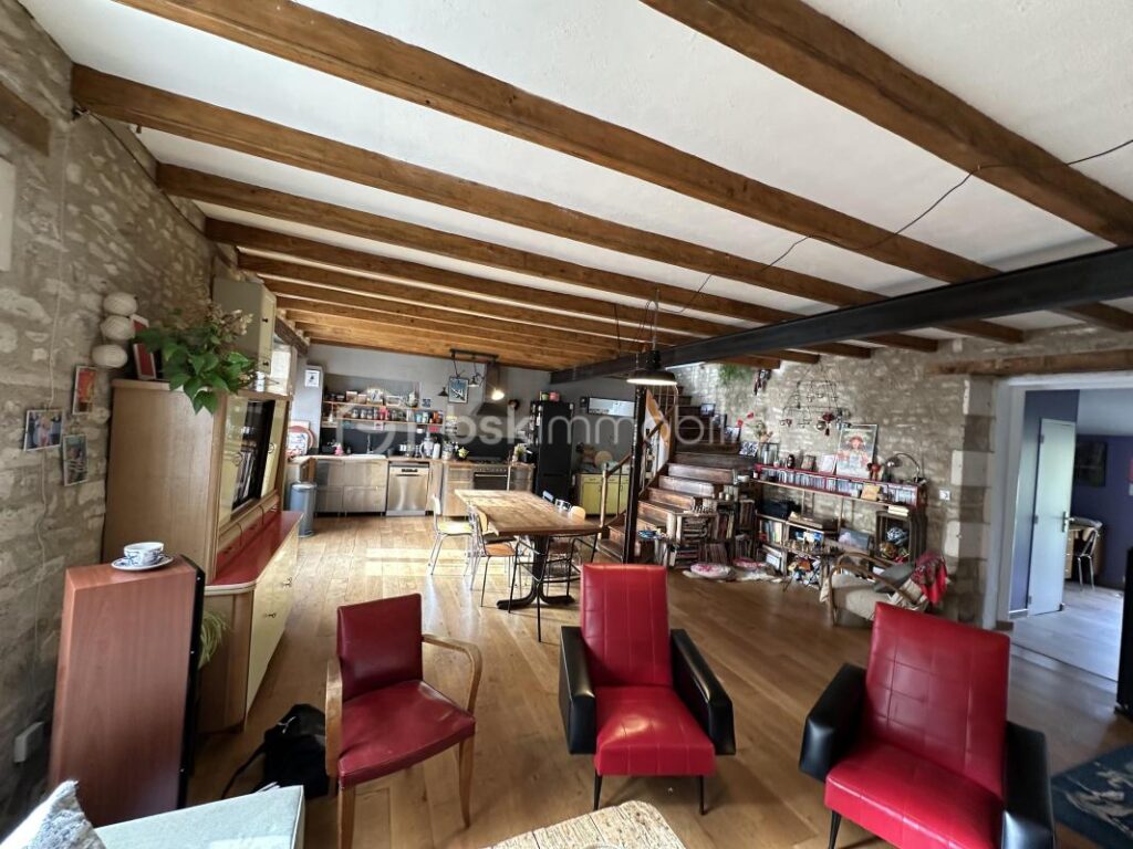 Maison en pierre avec dépendances et grand jardin – 5 pièces – 4 chambres – 132 m²