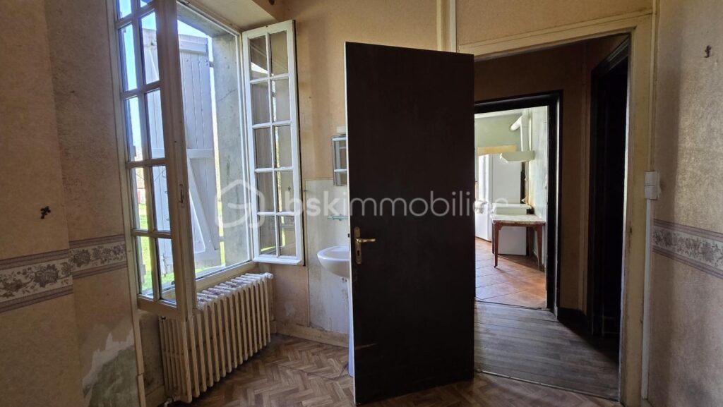 Ensemble immobilier, maison de 178 m², maisonnette, granges, petits toits, terres et étang – 5 pièces – 4 chambres – 178 m²