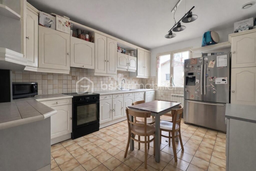 Maison avec piscine sur 2000 m² de terrain – Quincieux – 8 pièces – 7 chambres – 193 m²