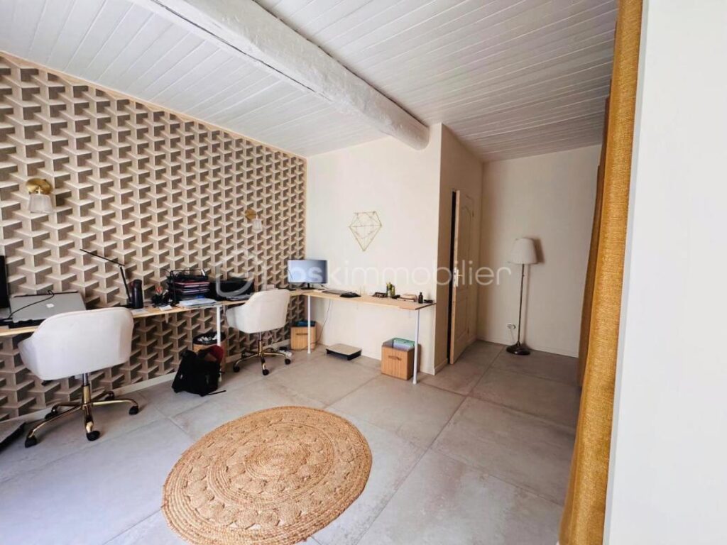 A vendre RARE ! Magnifique maison de caractère rénovée avec dépendance, patio, terrasses, grand garage et cave – 208 m2 habitables – Pinet (Hérault) – 6 pièces – 4 chambres – 186 m²