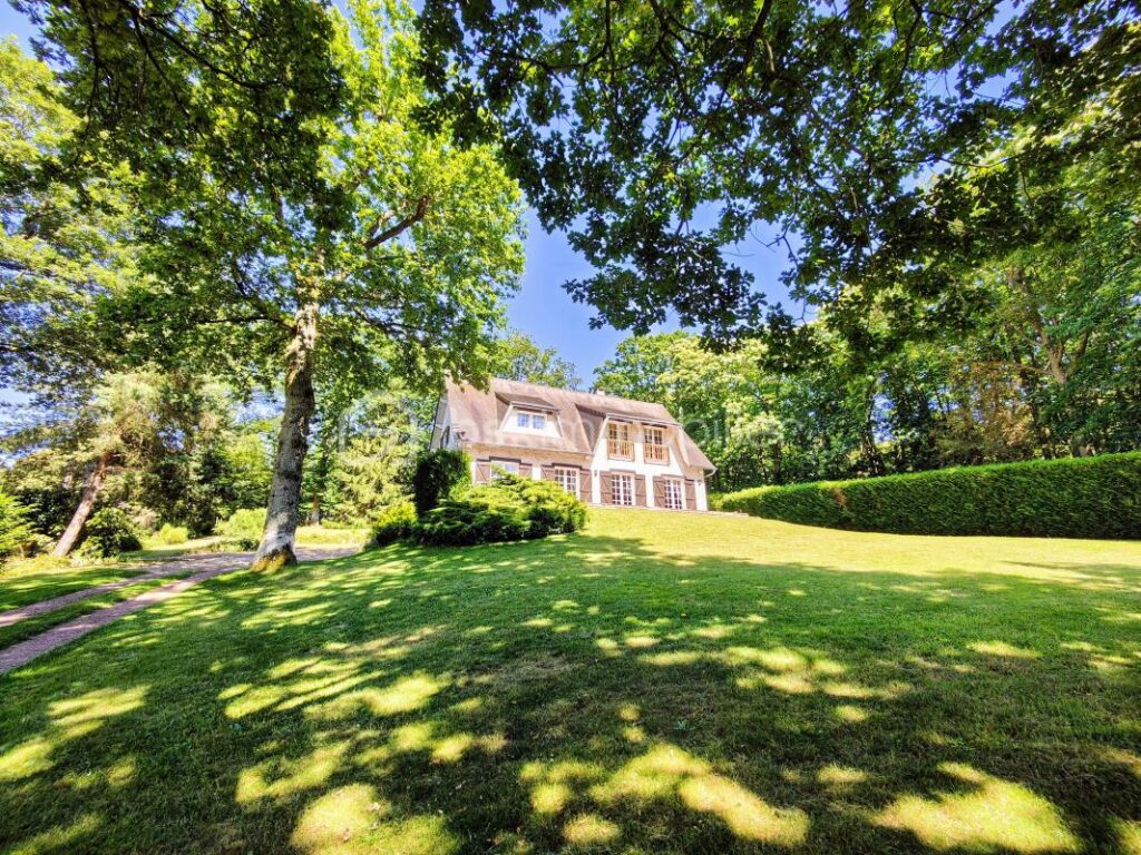 Maison d’exception dans un parc boisé privé avec tennis – 7 pièces – 4 chambres – 171 m²