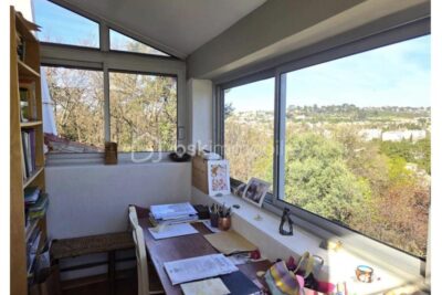 Maison de charme de 118 m2, avec vue imprenable, terrasse de 100 m² et jardin paysager en restanque – 5 pièces – 4 chambres – 118 m²