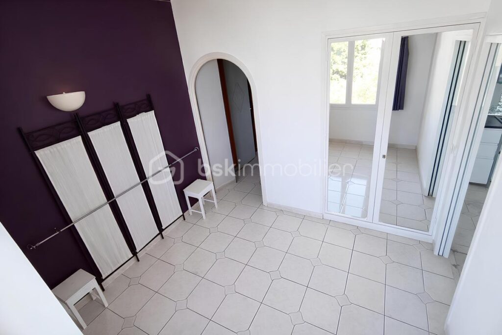 Vente T2 lumineux dernier étage – Vue Faron – Parking – Cave – Loggia – Toulon La Loubière – 165 900 € – 2 pièces – 1 chambre – 37 m²