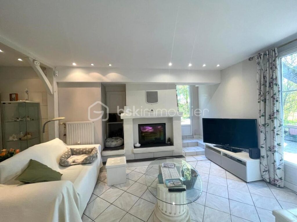 Maison de 164 m² avec piscine – CHEILLE – 7 pièces – 5 chambres – 164 m²