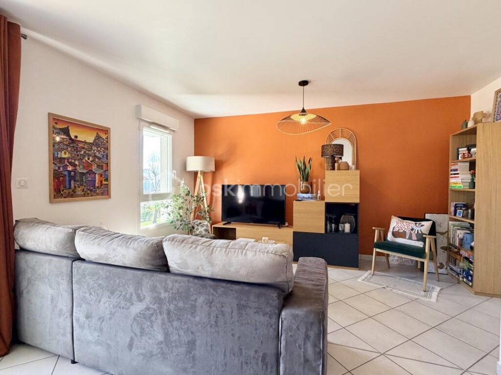 Appartement T2 avec balcon, cave et garage au centre de Villaz – 2 pièces – 1 chambre – 52 m²