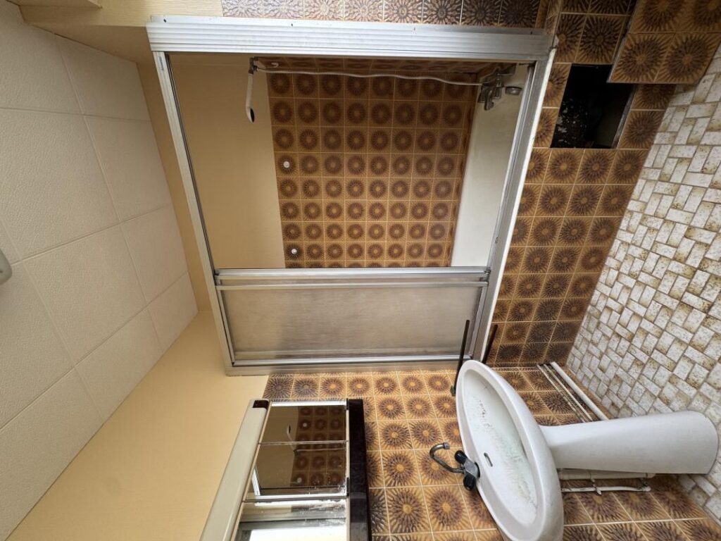 Studio 23,75m2 à rénover – immeuble face mer – en 1ère ligne – 1 pièce – NR chambres – 23 m²