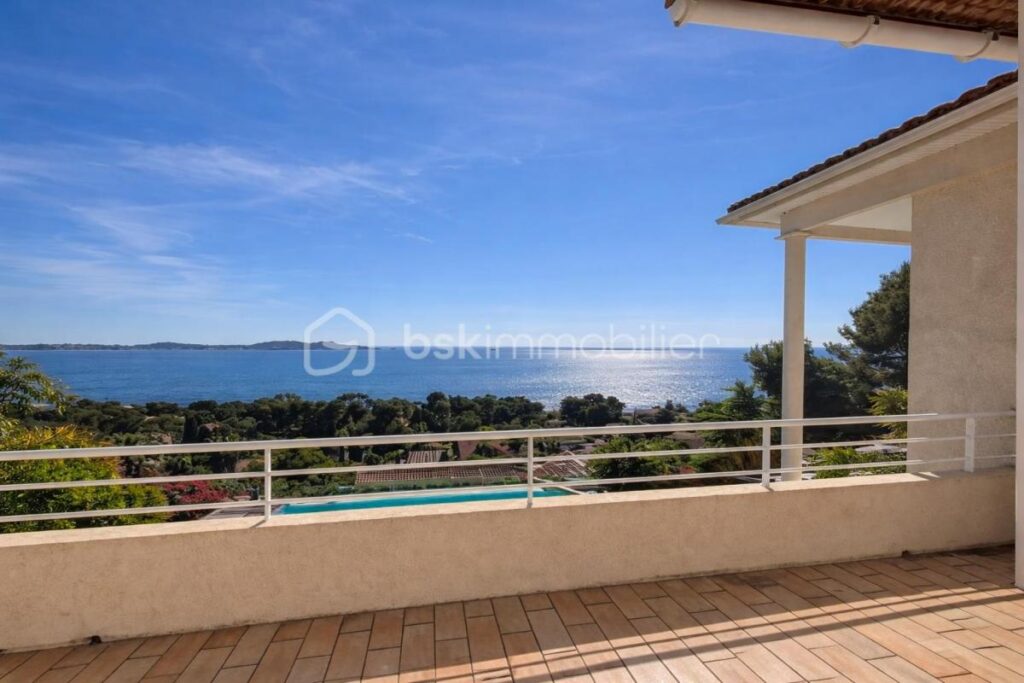 CARQUEIRANNE: VILLA D’ARCHITECTE DE 190 M2 AVEC VUE MER IMPRENABLE ET PISCINE A DEBORDEMENT – 8 pièces – 5 chambres – 189 m²