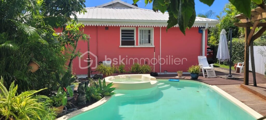 Villa familiale avec piscine et jacuzzi – 7 pièces – 6 chambres – 153 m²