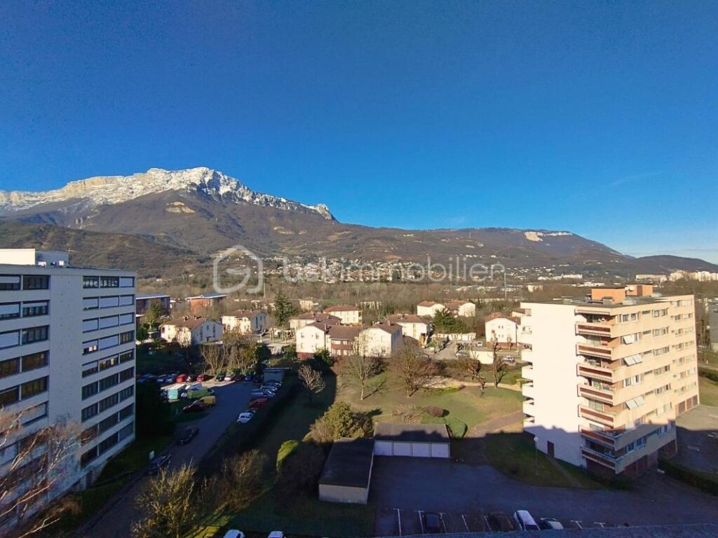 DERNIER ETAGE ASCENSEUR – ECHIROLLES DOMAINE JEAN JAURES APPARTEMENT, STATIONNEMENT ET CAVE POSSIBILITE DE GARAGE – 5 pièces – 3 chambres – 103 m²