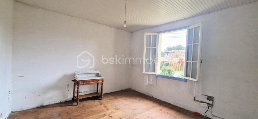 Emplacement privilégié – Maison à rénover – Fort potentiel – Proche plage et Vélodyssée – 4 pièces – 2 chambres – 98 m²