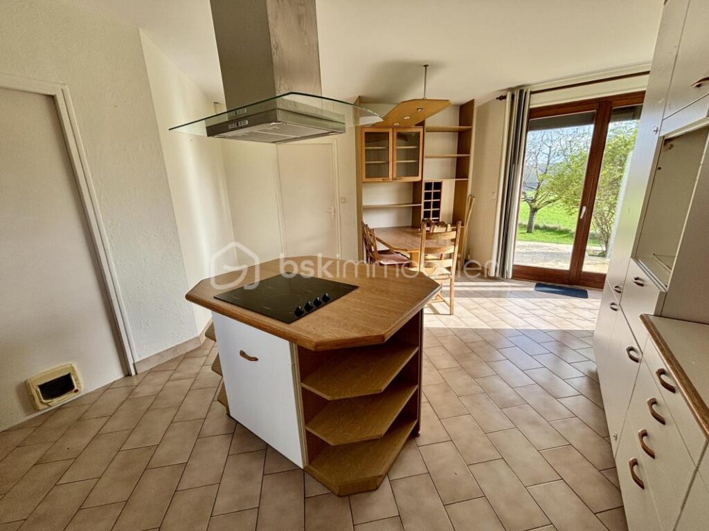 Belle maison T7 d’architecte à rafraîchir avec garage et jardin à Saint-Marceau – 7 pièces – 5 chambres – 165 m²