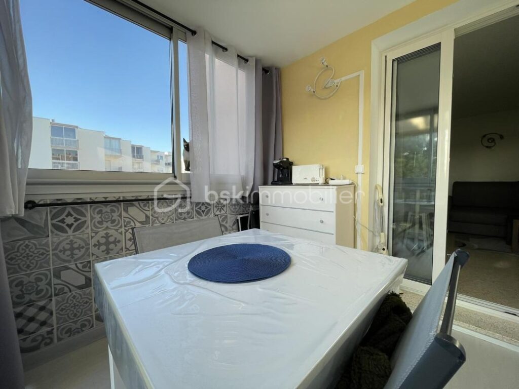 Studio meublé avec loggia fermée et parking – Rive Gauche – À 250 m de la plage – 1 pièce – NR chambres – 21 m²