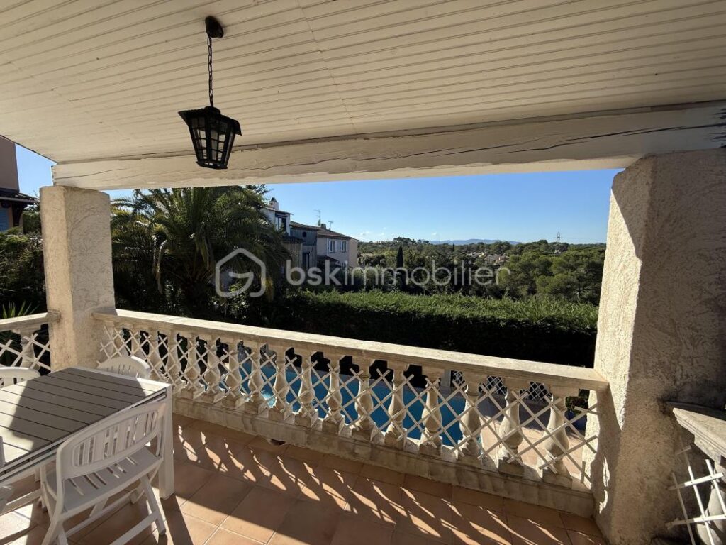 Maison avec vue sur le rocher de Roquebrune, quartier Valescure – 5 pièces – 3 chambres – 136 m²