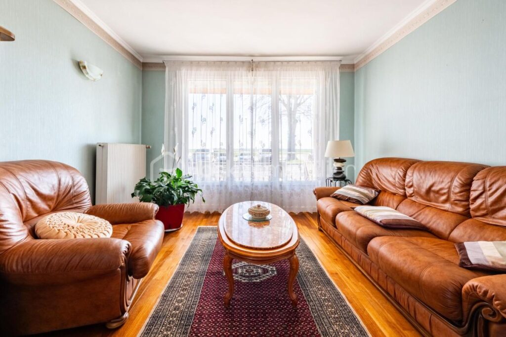 Charmante maison avec piscine à vendre – Idéalement située ! – 5 pièces – 4 chambres – 120 m²