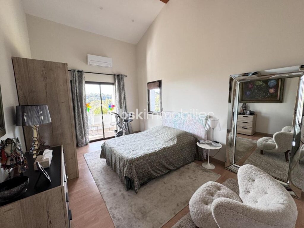 🌊 Villa d’Exception avec Vue Mer à Agay – 260 m² habitables | 1370 m² de terrain 🌴 – 8 pièces – 5 chambres – 260 m²