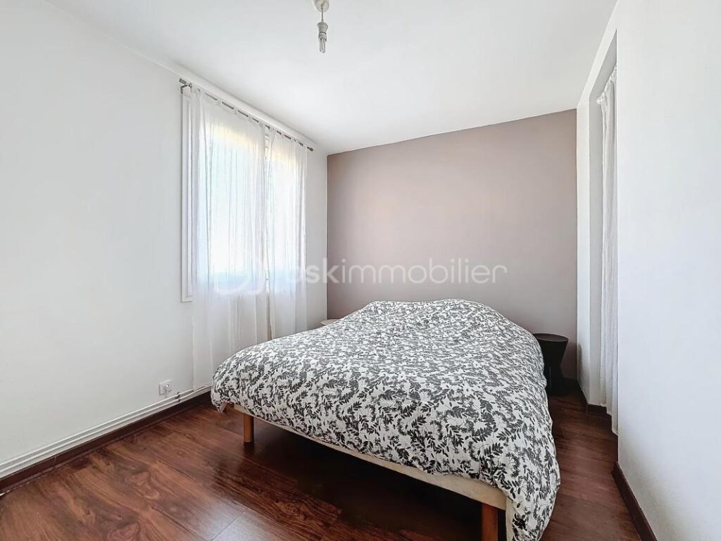 T4 de 83 m² avec balcon –12ème étage sur 14 étages – vue dégagée sans vis-à-vis – 4 pièces – 3 chambres – 83 m²