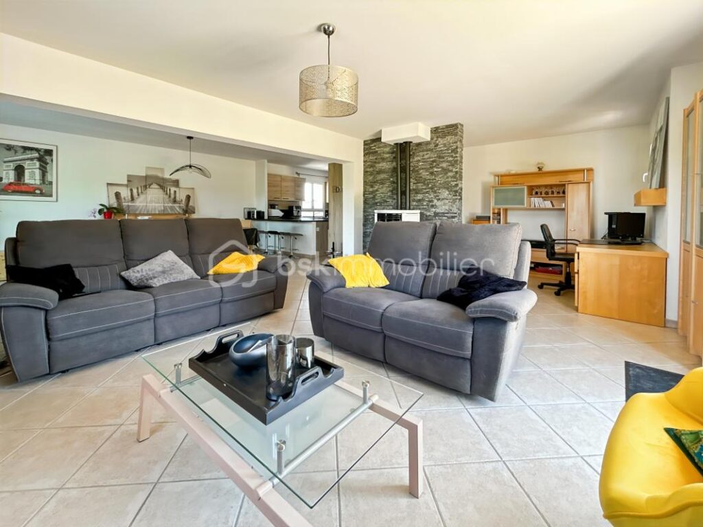 Maison familiale avec 5 chambres, véranda, jardin et prestations modernes – Proche gare de Sens – 7 pièces – 5 chambres – 179 m²