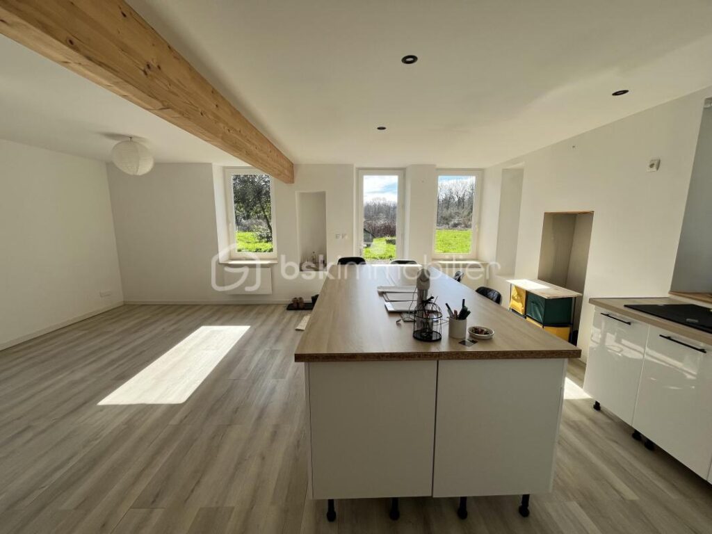 Superbe maison de campagne fraîchement rénovée sur son magnifique terrain au cœur de la forêt – 4 pièces – 2 chambres – 90 m²